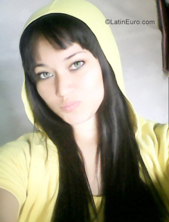 Date this nice looking Venezuela girl Paola camacho from Caracas VE1385
