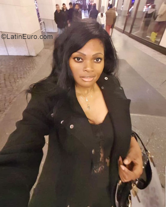 Date this passionate Germany girl Carine from Fürstenwalde DE456