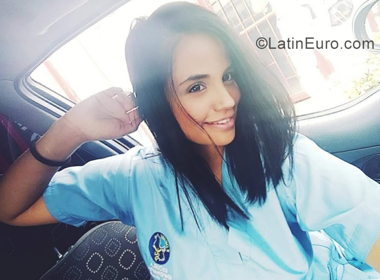 Date this delightful Colombia girl Violeta from Cali CO23499