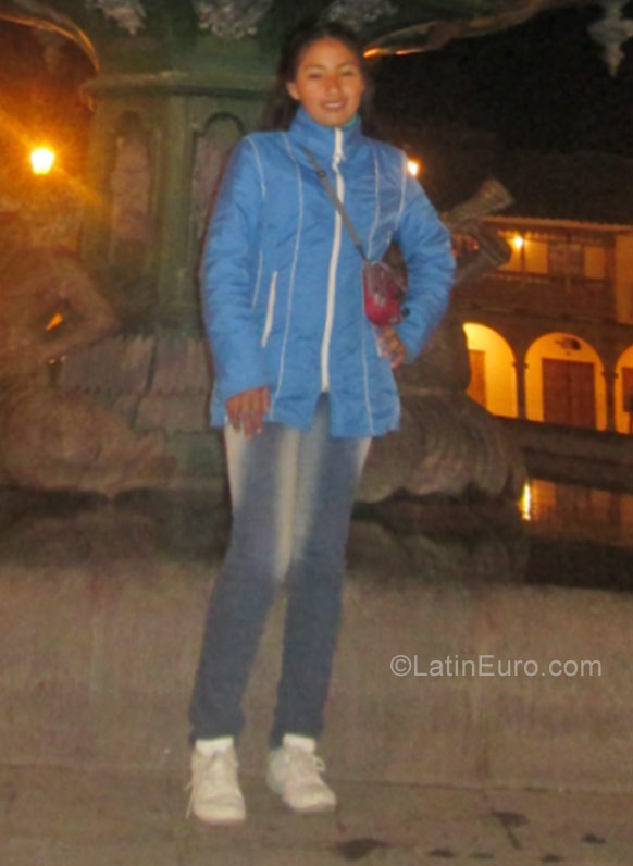 Date this nice looking Peru girl Reyna from Araquipa PE1235