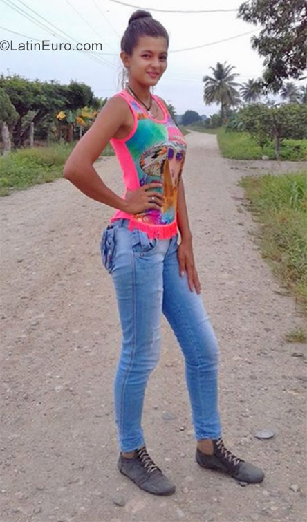 Date this nice looking Venezuela girl Yamileth from Perija VE1415