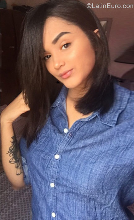 Date this sultry Dominican Republic girl Nicole from Santo Domingo DO31887