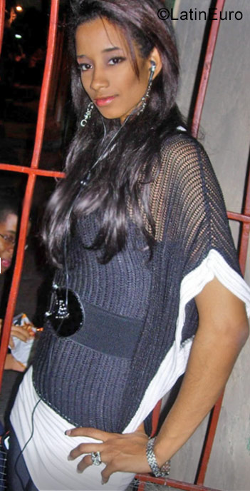 Date this gorgeous Dominican Republic girl Alina from Santo Domingo DO31922