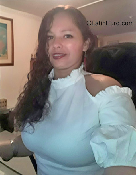 Date this gorgeous Colombia girl Lina from Bogota CO23627