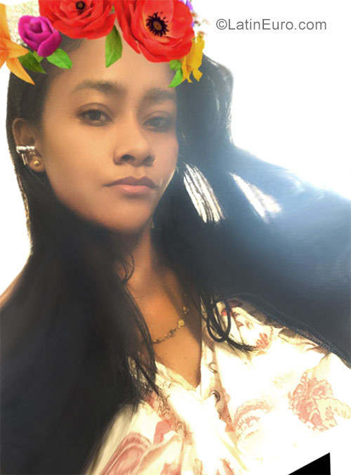 Date this sultry Dominican Republic girl Glenny from Nagua DO32124