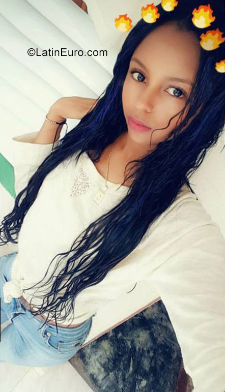 Date this foxy Dominican Republic girl Weniffer from Santiago DO32123