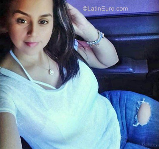 Date this pretty Venezuela girl Karla from Maracay VE1540