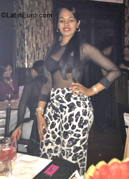 Date this foxy Dominican Republic girl Flor from Santo Domingo DO32348