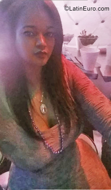 Date this happy Dominican Republic girl Elizabeth from Santo Domingo DO32175