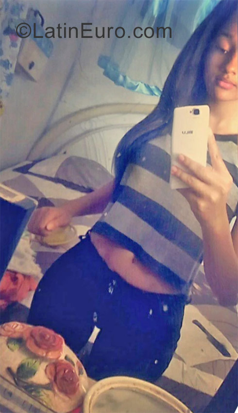 Date this good-looking Dominican Republic girl Dana from Santo Domingo DO32226