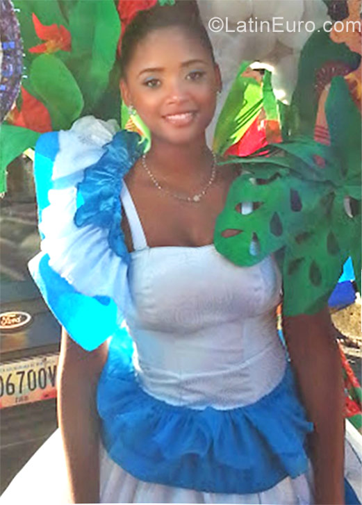 Date this pretty Venezuela girl Michelle from caracas VE1590