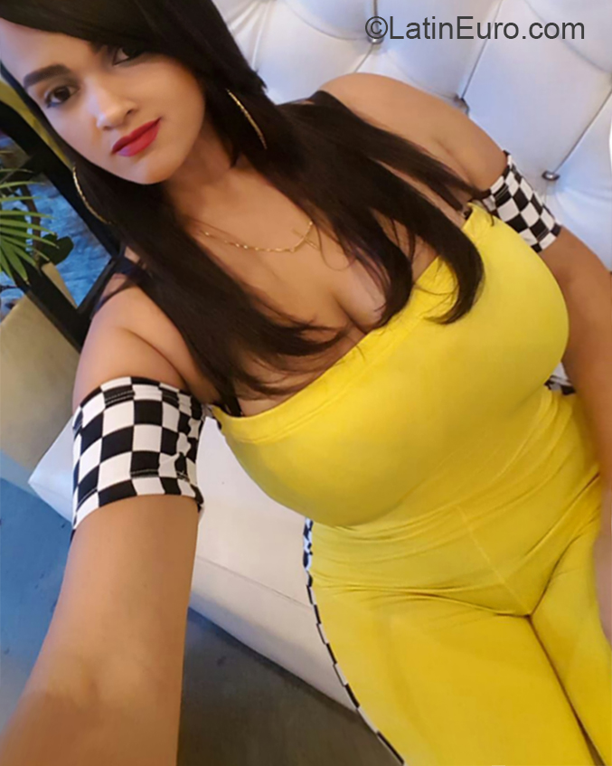 Date this happy Dominican Republic girl Trinidad from Santiago DO32410