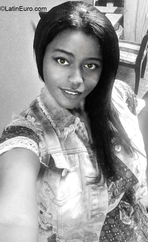 Date this funny Colombia girl Negrita from Cali CO23877