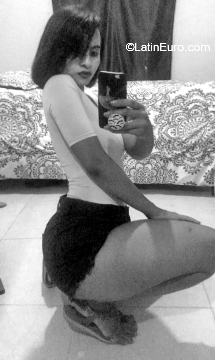 Date this sensual Dominican Republic girl Reyna from Santiago DO32496