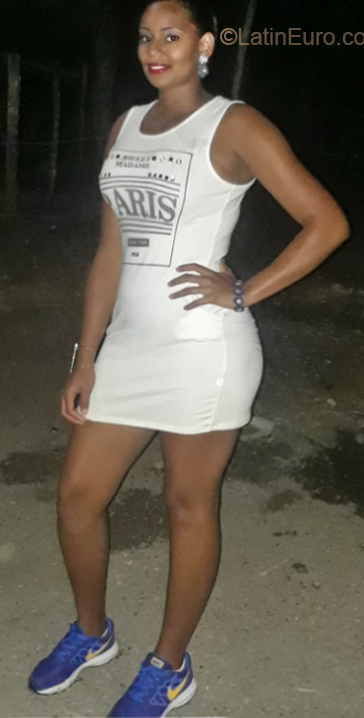 Date this athletic Dominican Republic girl Adelnely from Santo Domingo DO34250