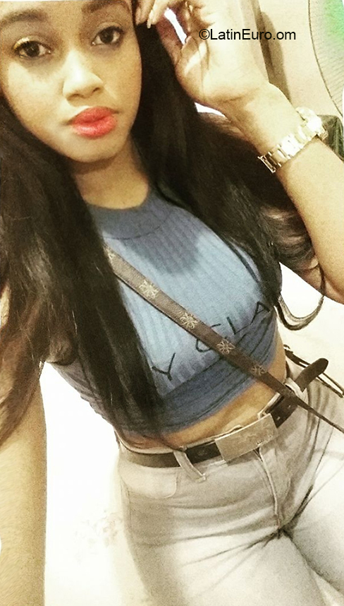 Date this attractive Dominican Republic girl Nalle from Santo Domingo DO37942