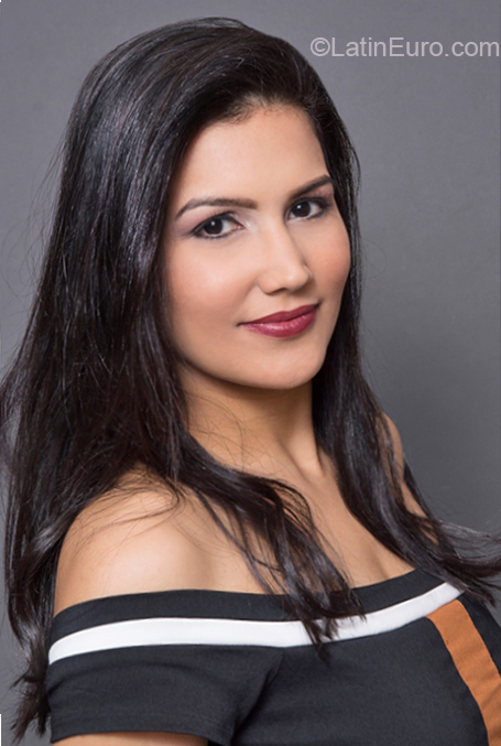 Date this attractive Brazil girl Thais from Rio De Janeiro BR10590