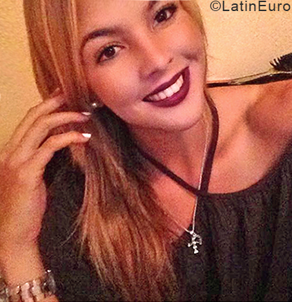 Date this lovely Venezuela girl Anais from Valencia VE1756