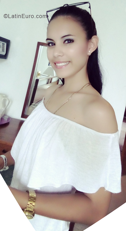 Date this sultry Cuba girl Arachely from Holguin CU362