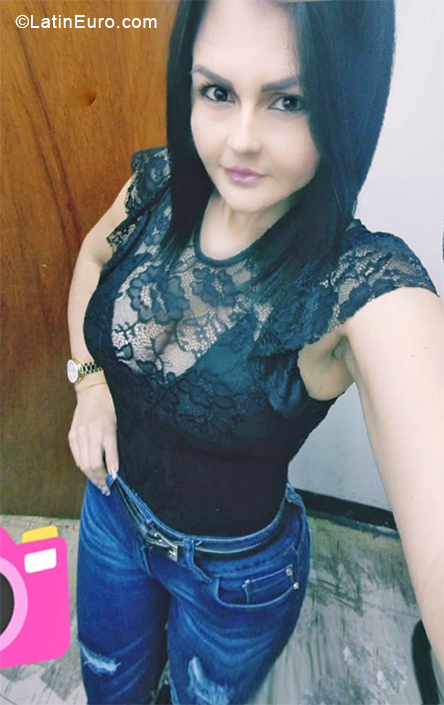 Date this georgeous Venezuela girl Nubia from Caracas VE1823