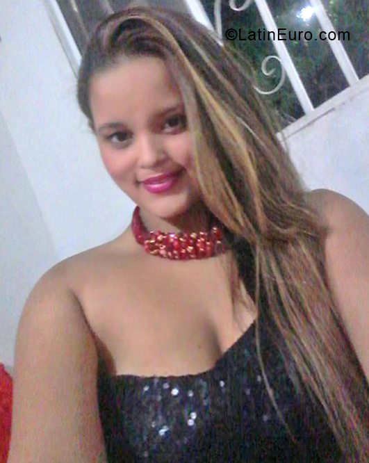 Date this nice looking Colombia girl Carolina from Barranquilla CO24320