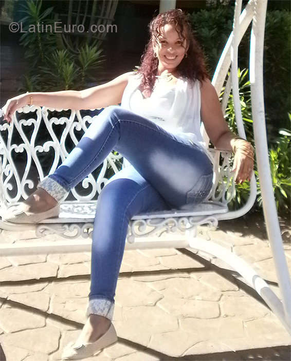 Date this lovely Cuba girl Yailin from Havana CU380