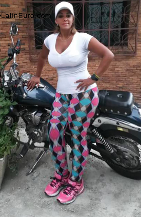 Date this sensual Venezuela girl Licet from Caracas VE1883