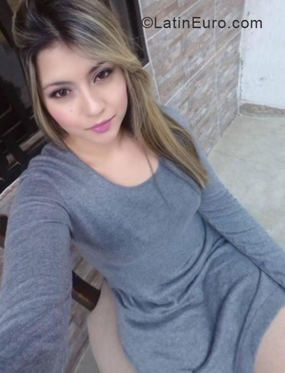 Date this nice looking Colombia girl Diana from Medellin CO24395