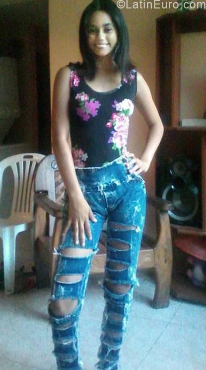Date this attractive Venezuela girl Yorgelis from Caracas VE1896