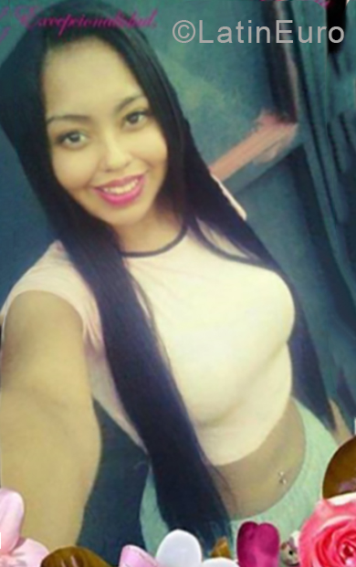 Date this attractive Venezuela girl Danyimar from Caracas VE1901