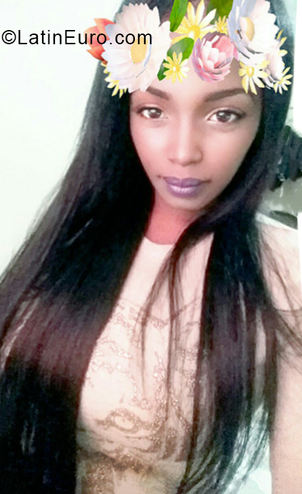 Date this athletic Dominican Republic girl Esther from Santo Domingo DO33297