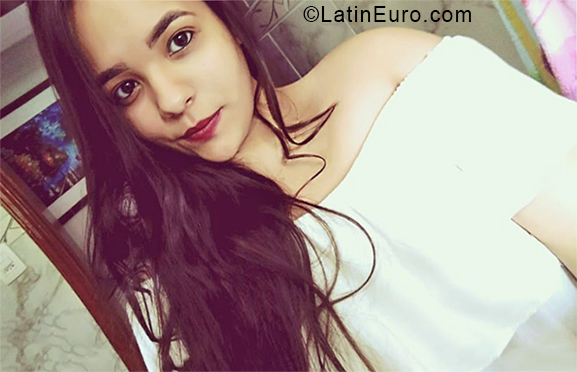 Date this happy Brazil girl Laura from Varginha BR10690