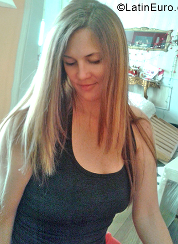 Date this gorgeous Argentina girl Flor from Rosario AR170