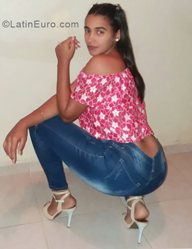 Date this delightful Dominican Republic girl Ricermi from Santo Domingo DO33561