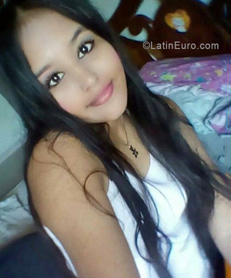 Date this hard body Venezuela girl Aria from caracas VE2035