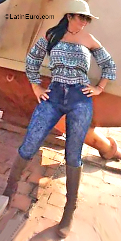 Date this stunning Venezuela girl ADEMELIS from Caracas VE2044