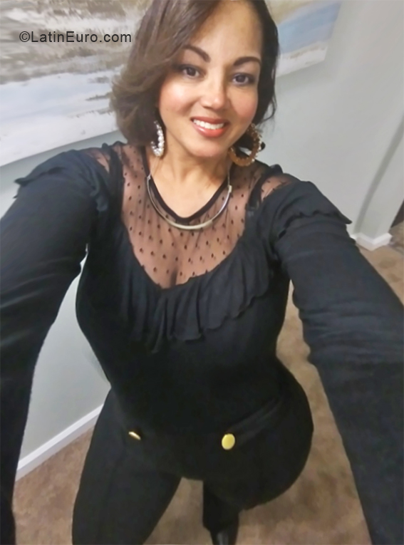 Date this voluptuous United States girl Mercy from Dorchester US19752