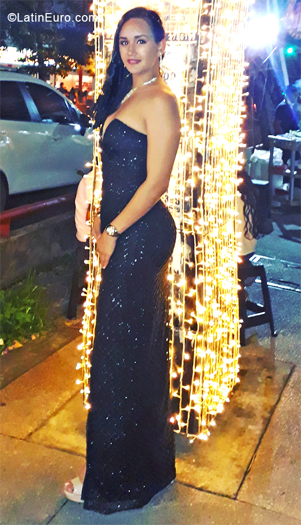 Date this lovely Colombia girl Dayana from Cali CO24833