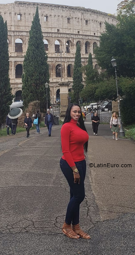 Date this attractive Colombia girl Nayera from Cali CO24836