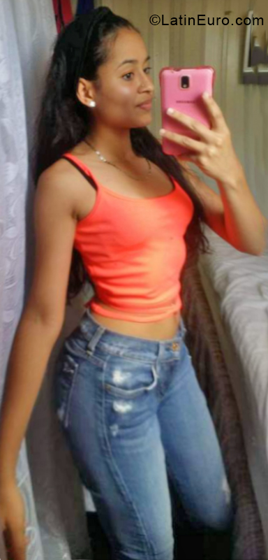 Date this attractive Dominican Republic girl Paola from Santiago DO34008