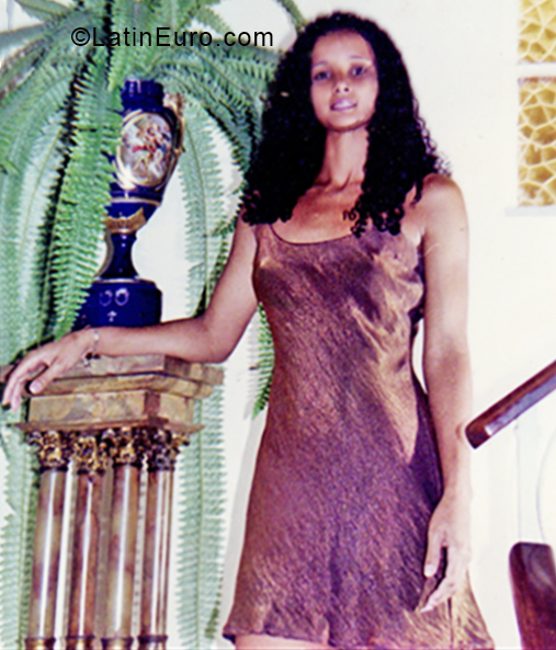 Date this pretty Cuba girl Mary from Havana CU481