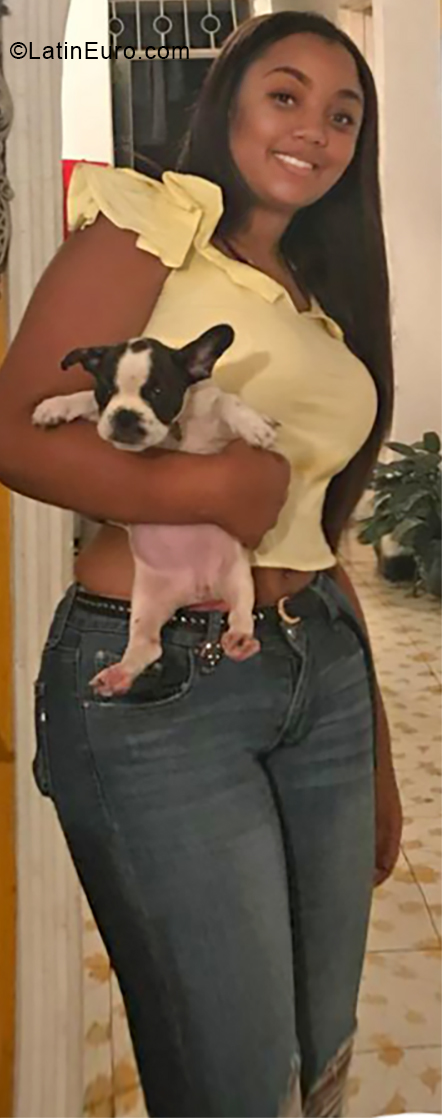 Date this charming Colombia girl Erika from Cali CO24999