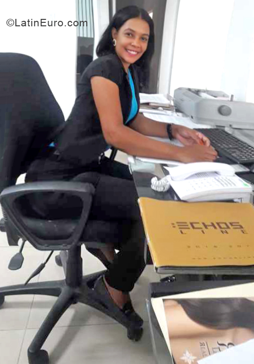 Date this georgeous Dominican Republic girl Cris from Santo Domingo DO34327