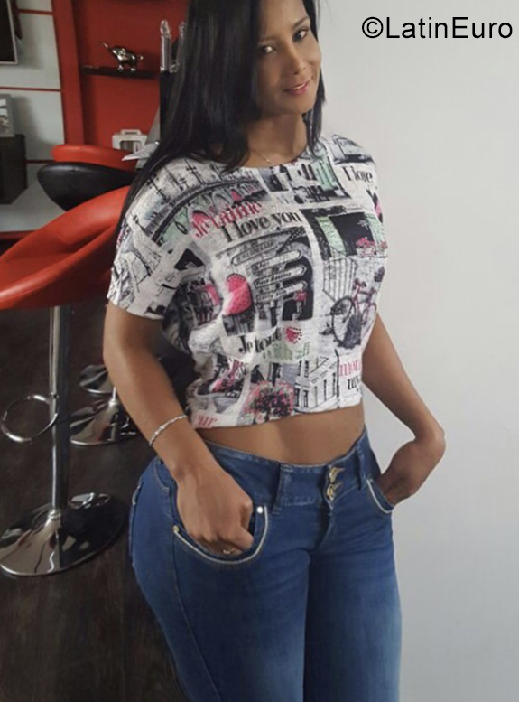 Date this attractive Colombia girl Johanna from Bogota CO25173