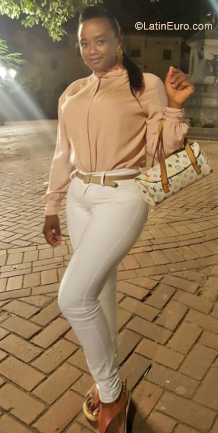 Date this tall Dominican Republic girl Evelyn from Santo Domingo DO34587