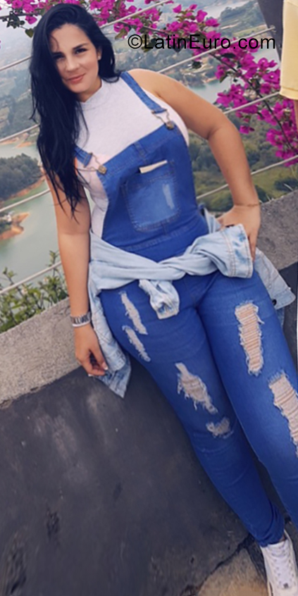 Date this young Colombia girl Criss from Medellin CO25392