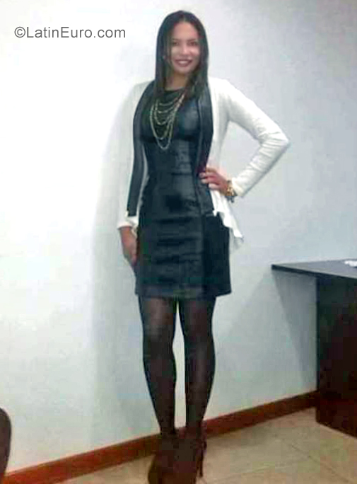 Date this athletic Colombia girl Yira from Bogota CO25478