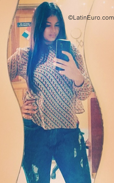 Date this good-looking Dominican Republic girl Emelie from Santo Domingo DO35035