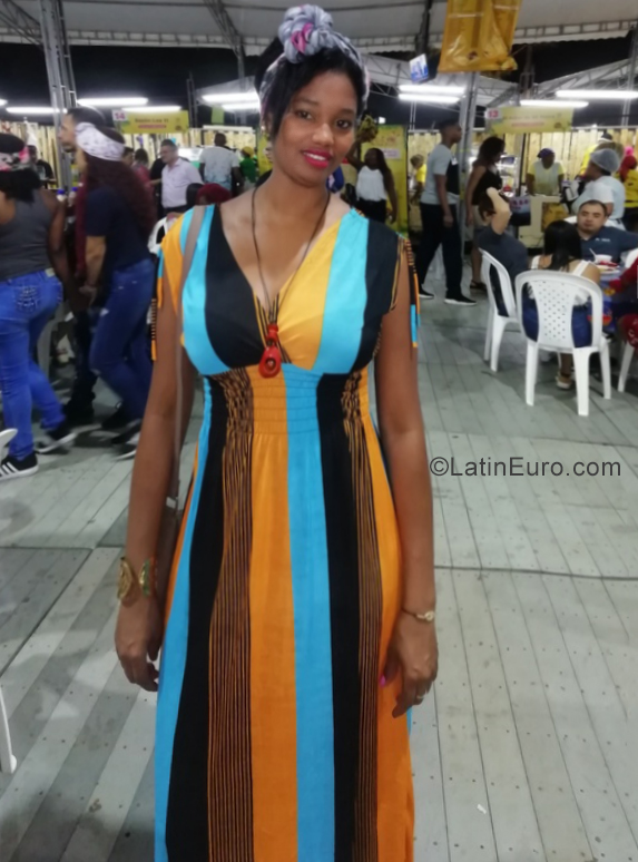 Date this pretty Colombia girl Alys from Cali CO25497