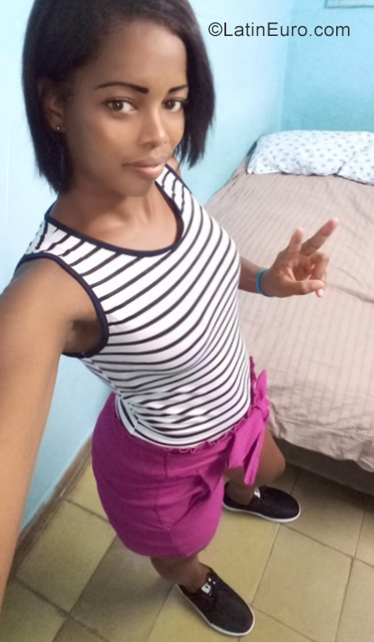 Date this fun Cuba girl Leyanis from Havana CU536